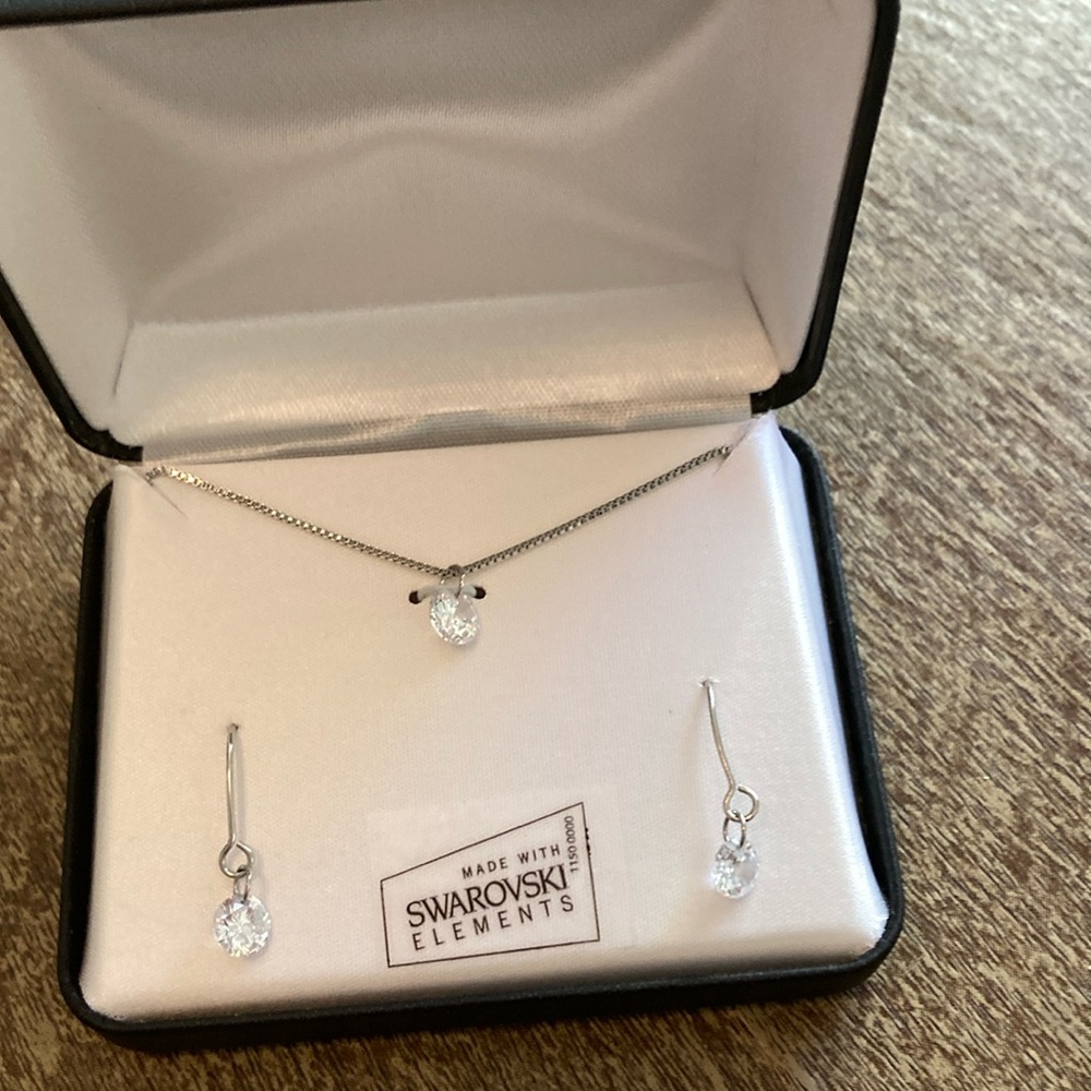 Swarovski necklace and earring set NWOT
